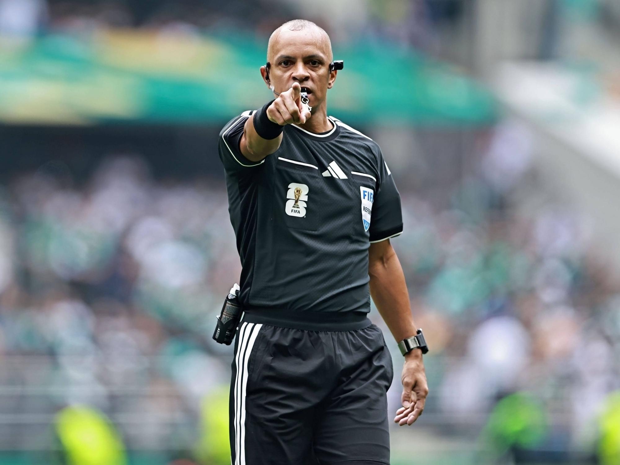 Wilton Pereira Sampaio gestikuliert auf dem Spielfeld.