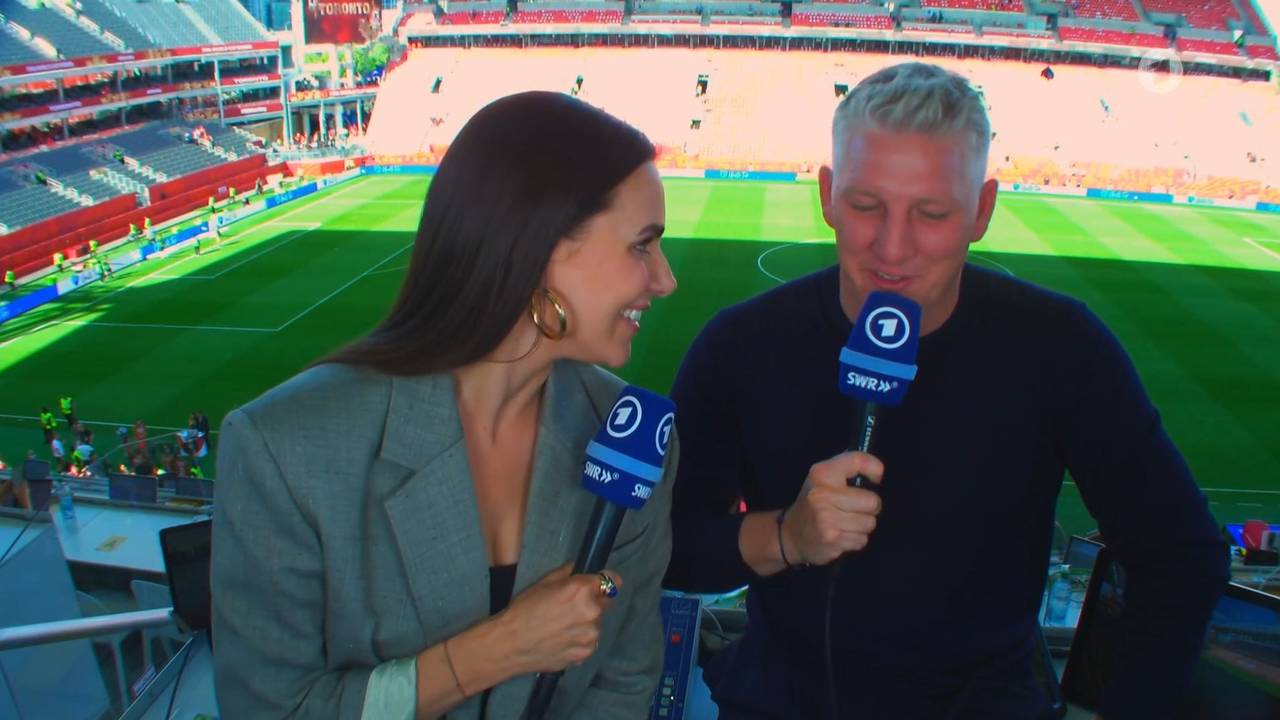 Abmoderation bei der WM-Übertragung in der ARD mit Esther Sedlaczek und Bastian Schweinsteiger.
