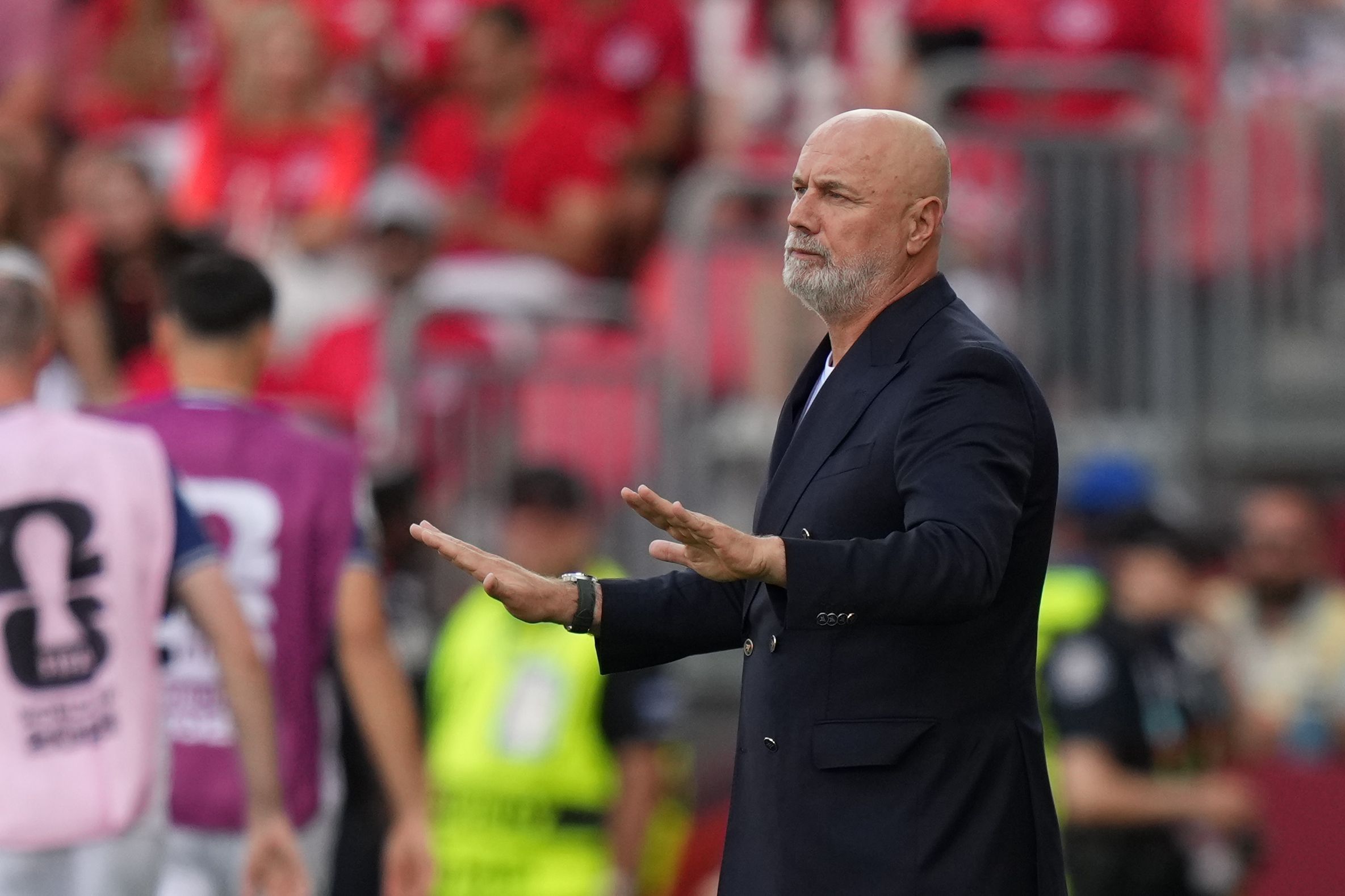 Trainer Sergej Barbarez beim Bosnien-Spiel am Spielfeldrand.
