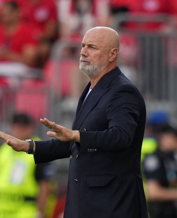 Trainer Sergej Barbarez beim Bosnien-Spiel am Spielfeldrand.