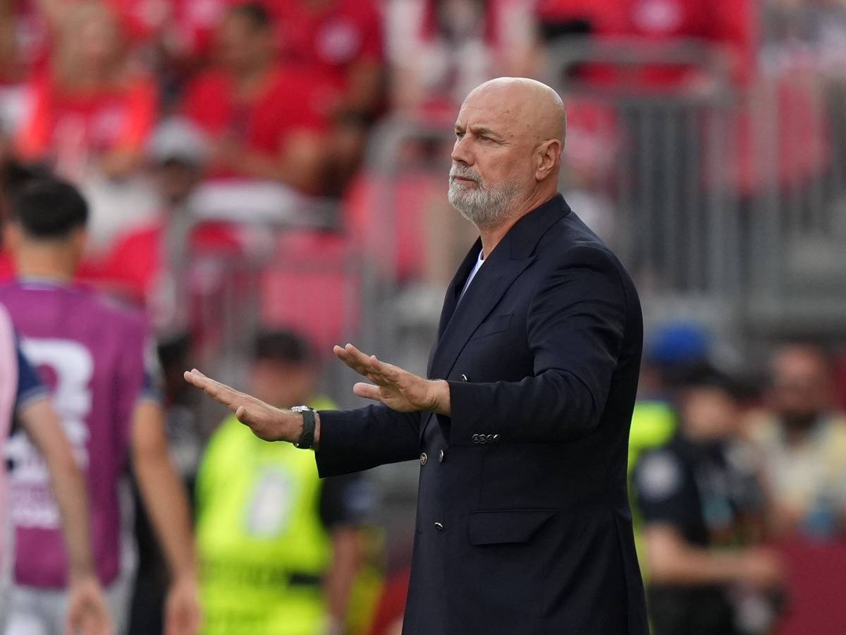 Trainer Sergej Barbarez beim Bosnien-Spiel am Spielfeldrand.