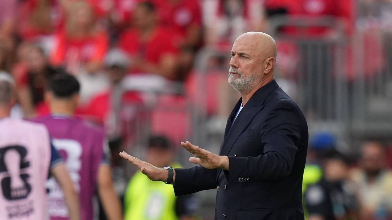 Trainer Sergej Barbarez beim Bosnien-Spiel am Spielfeldrand.