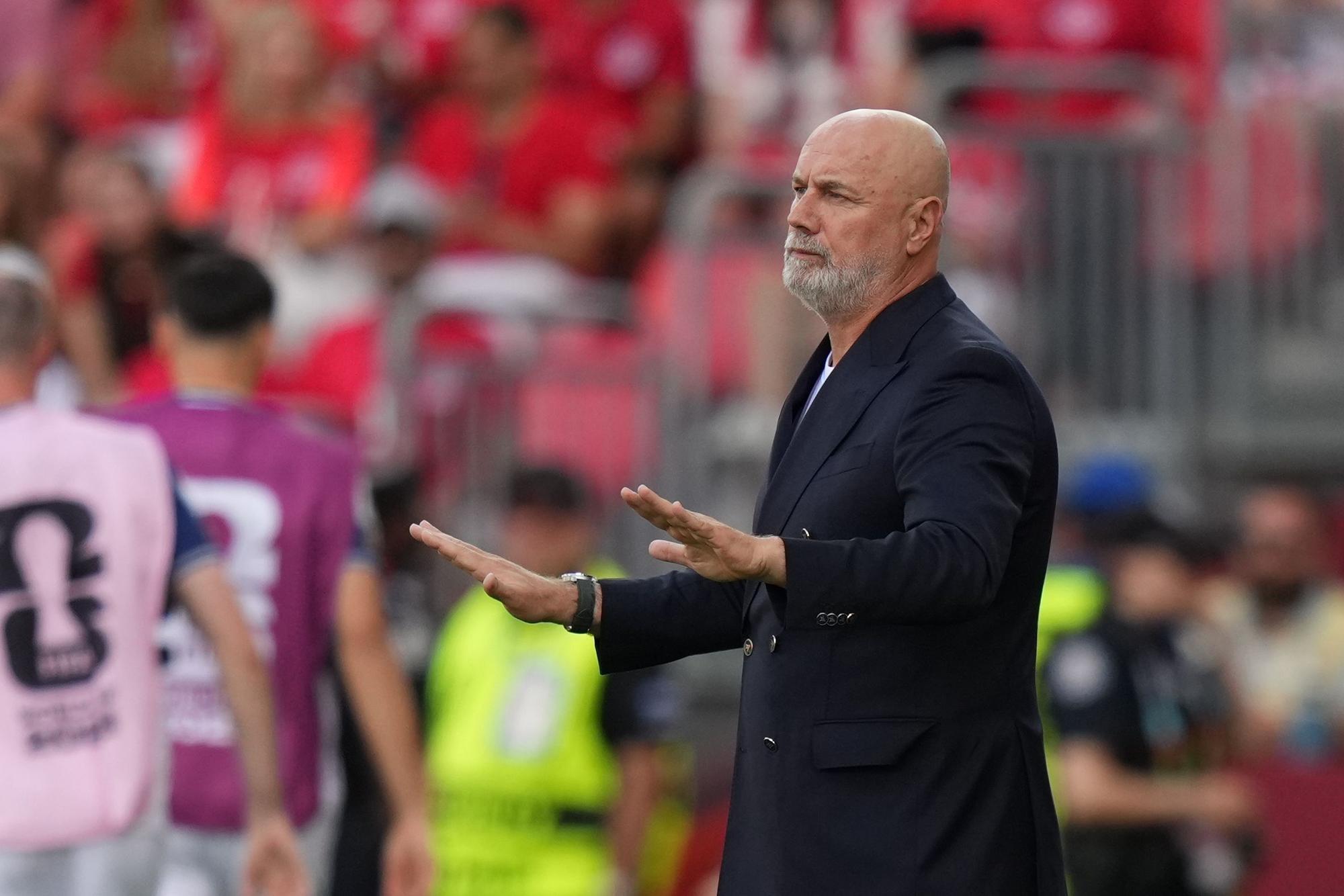 Trainer Sergej Barbarez beim Bosnien-Spiel am Spielfeldrand.