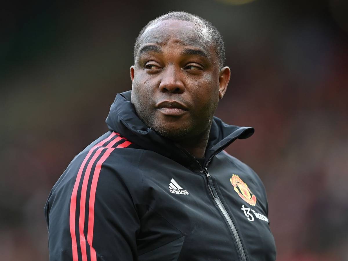 Der frühere südafrikanische Nationalspieler Benni McCarthy, hier als Assistenztrainer von Manchester United zu sehen, war Teil einer kuriosen TV-Schalte nach dem WM-Eröffnungsspiel. (Bild: 2023 Getty Images/Michael Regan)