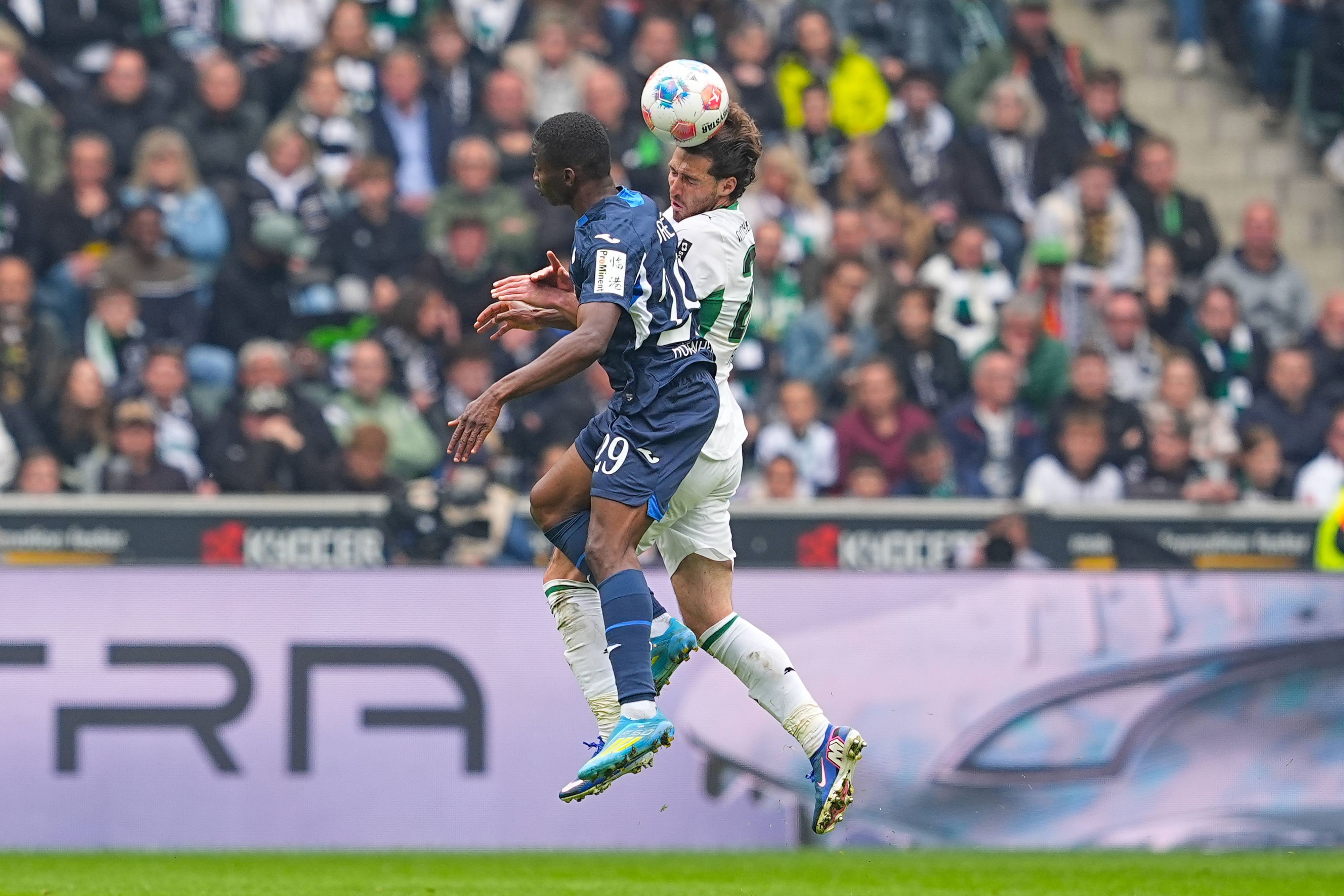 Fußballspieler Bazoumana Touré & Joe Scally beim Kopfball