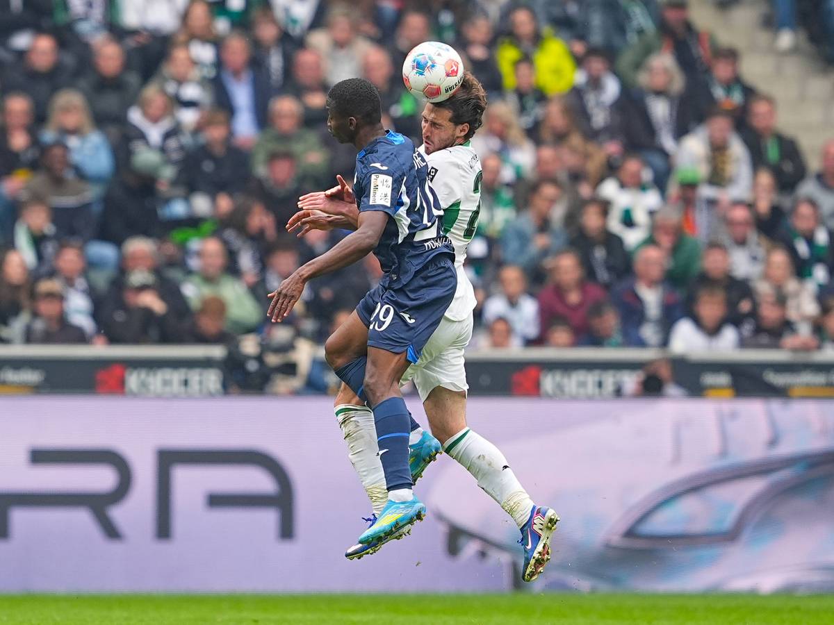 Fußballspieler Bazoumana Touré & Joe Scally beim Kopfball
