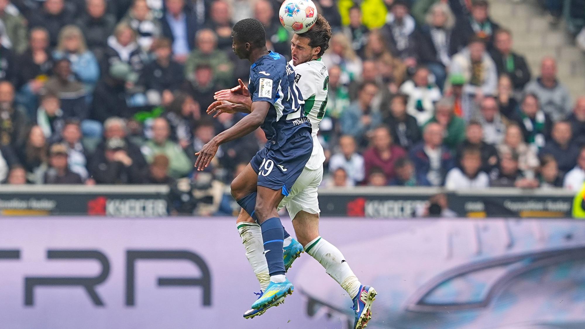 Fußballspieler Bazoumana Touré & Joe Scally beim Kopfball