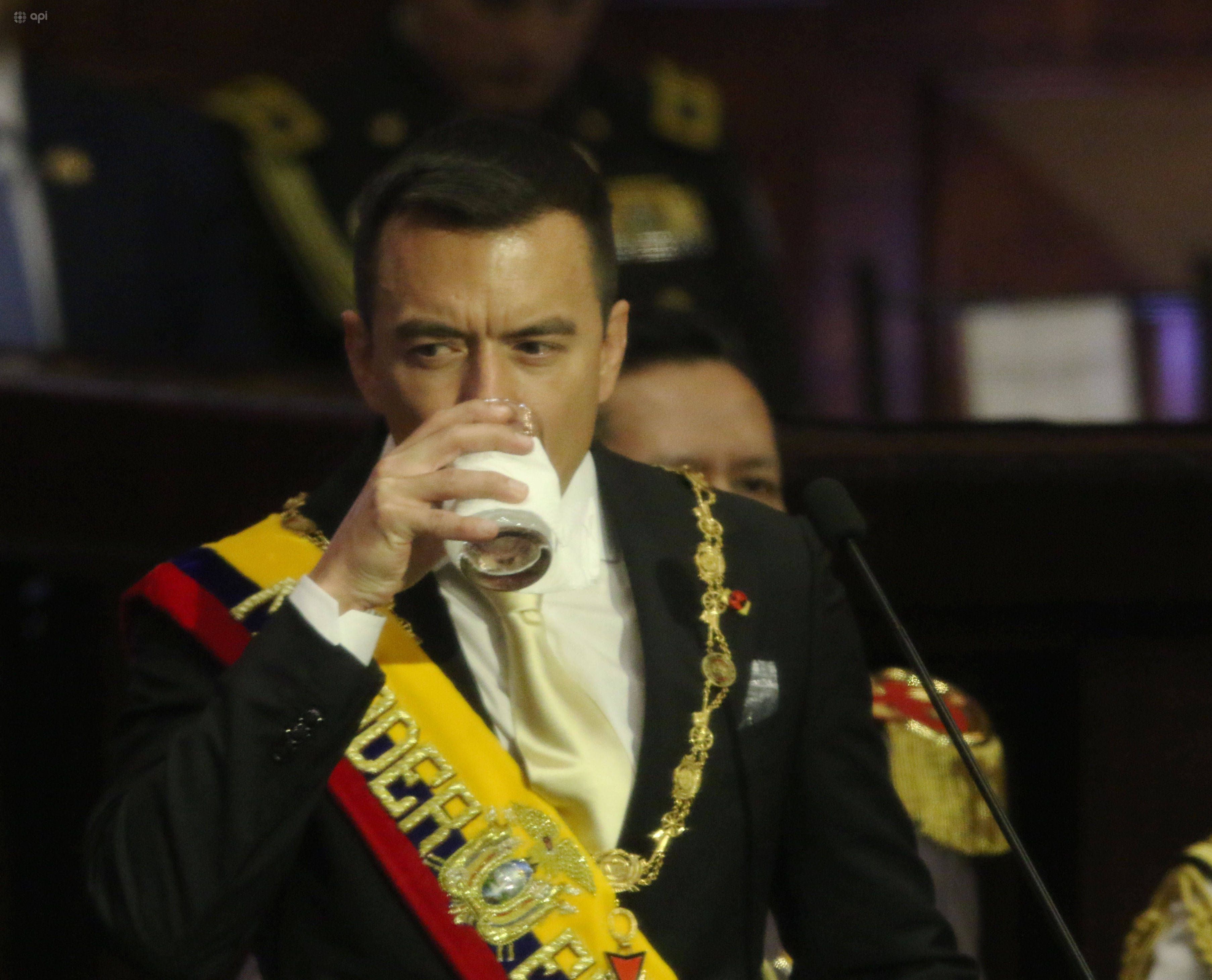 Ecuador-Präsident Daniel Noboa trinkt aus einem Glas.