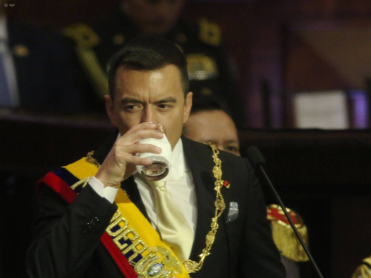Ecuador-Präsident Daniel Noboa trinkt aus einem Glas.