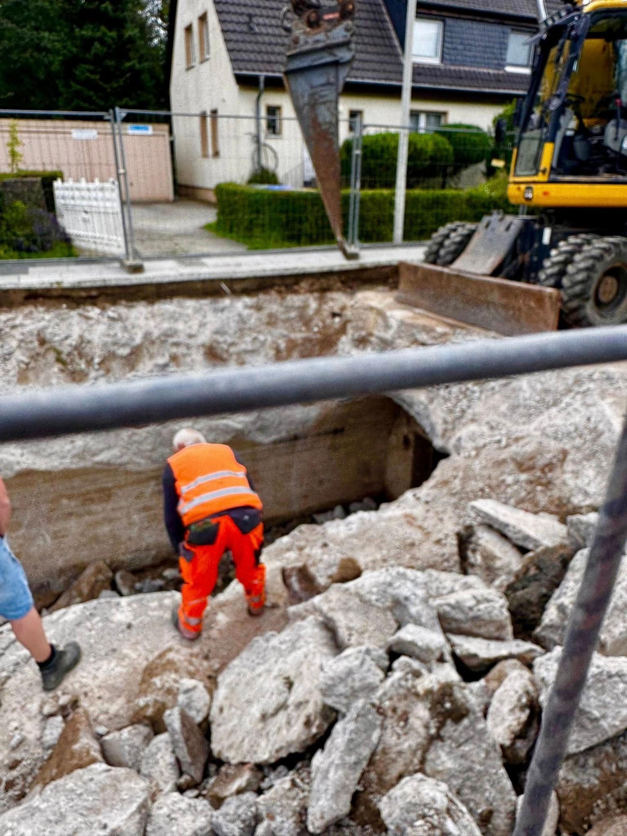 Die Bauarbeiten in der Berta-Lungstras-Straße wurden nach dem Fund des Bunkers gestoppt.