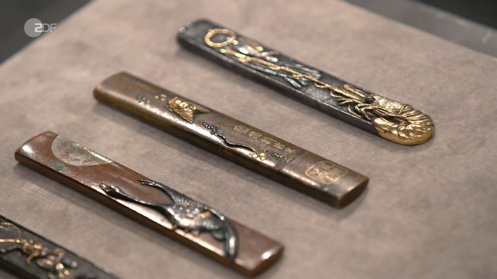 Für das Konvolut aus zwölf kunstvollen japanischen Messergriffen aus dem 19. Jahrhundert wollte das Verkäuferpaar 600 Euro. Experte Kümmel legte den Gesamtwert aber auf 2.500 bis 3.000 Euro fest.
 (Bild: ZDF)
