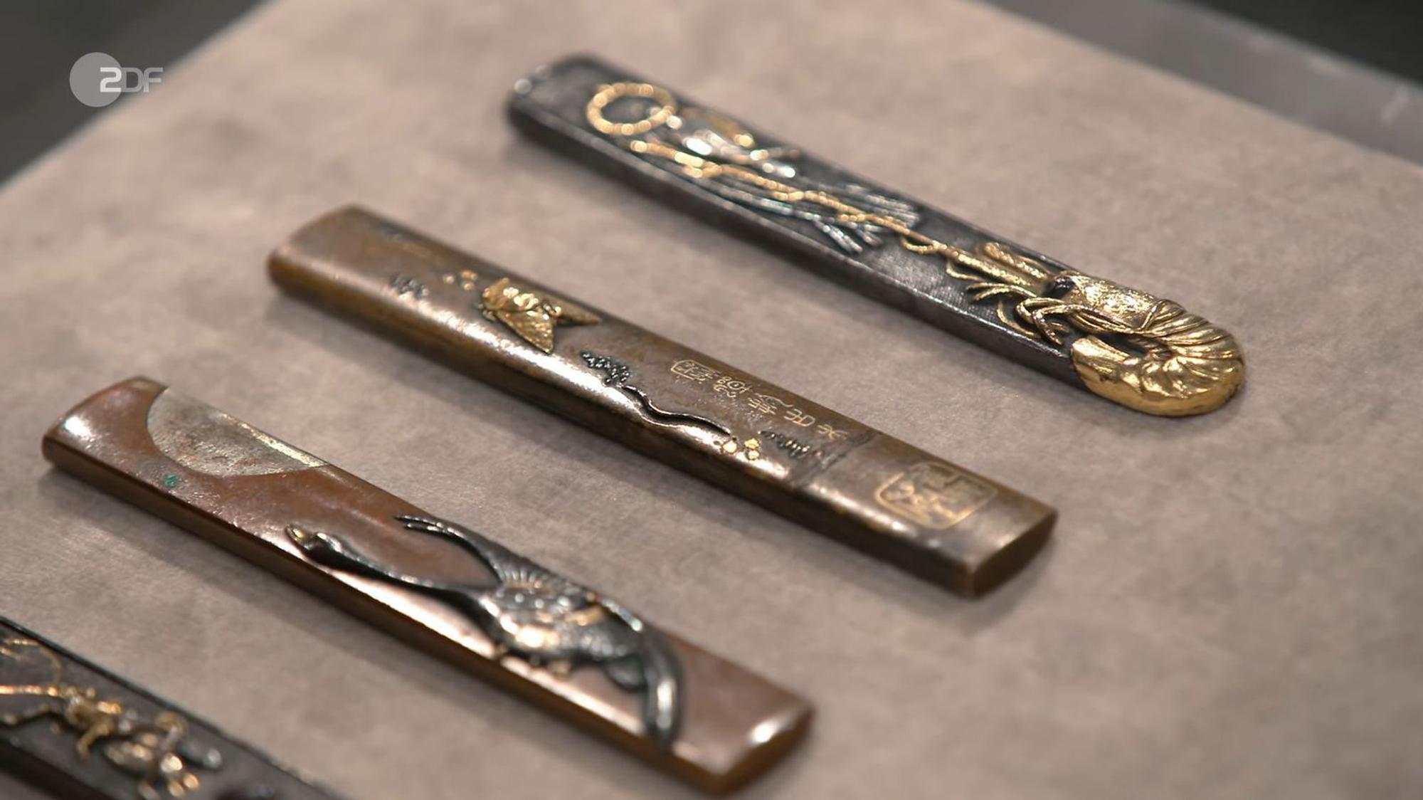 Für das Konvolut aus zwölf kunstvollen japanischen Messergriffen aus dem 19. Jahrhundert wollte das Verkäuferpaar 600 Euro. Experte Kümmel legte den Gesamtwert aber auf 2.500 bis 3.000 Euro fest.
(Bild: ZDF)