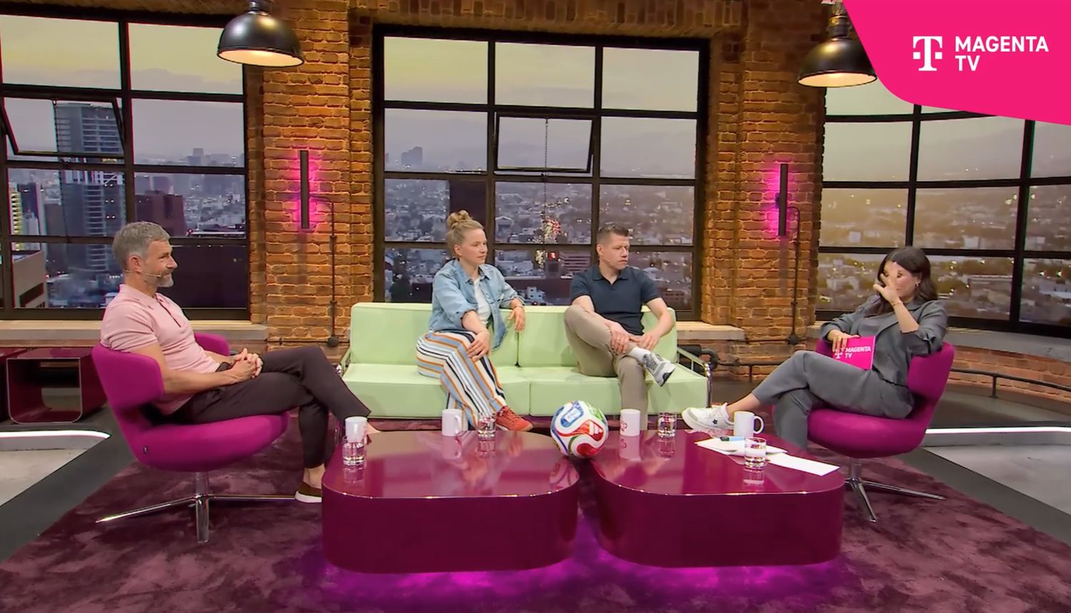 Die Runde im Breakfast Club von MagentaTV während der WM 2026 am 12. Juni. Foto: MagentaTV