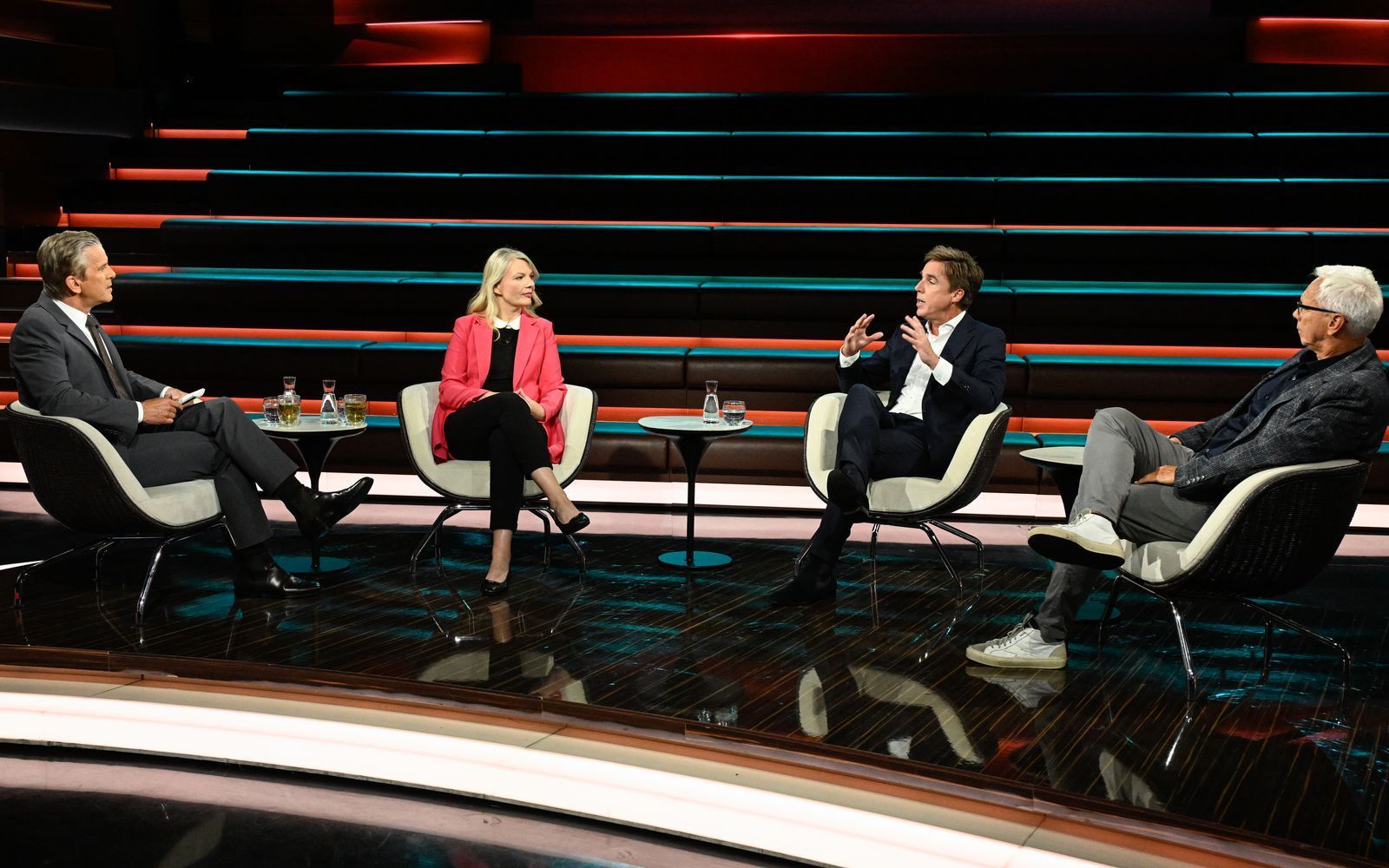 Passend zum Auftakt der Fußball-Weltmeisterschaft drehte sich bei „Markus Lanz“ am Donnerstagabend alles um das runde Leder. (Bild: ZDF / Markus Hertrich)