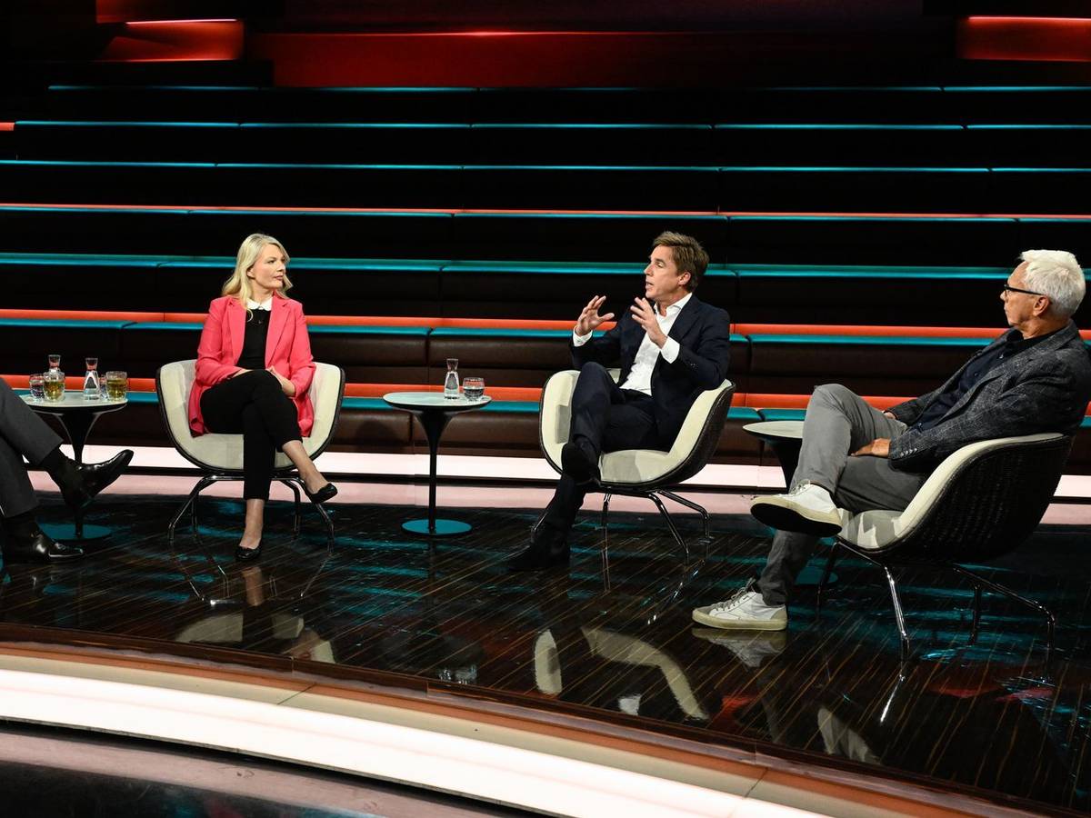 Passend zum Auftakt der Fußball-Weltmeisterschaft drehte sich bei „Markus Lanz“ am Donnerstagabend alles um das runde Leder. (Bild: ZDF / Markus Hertrich)