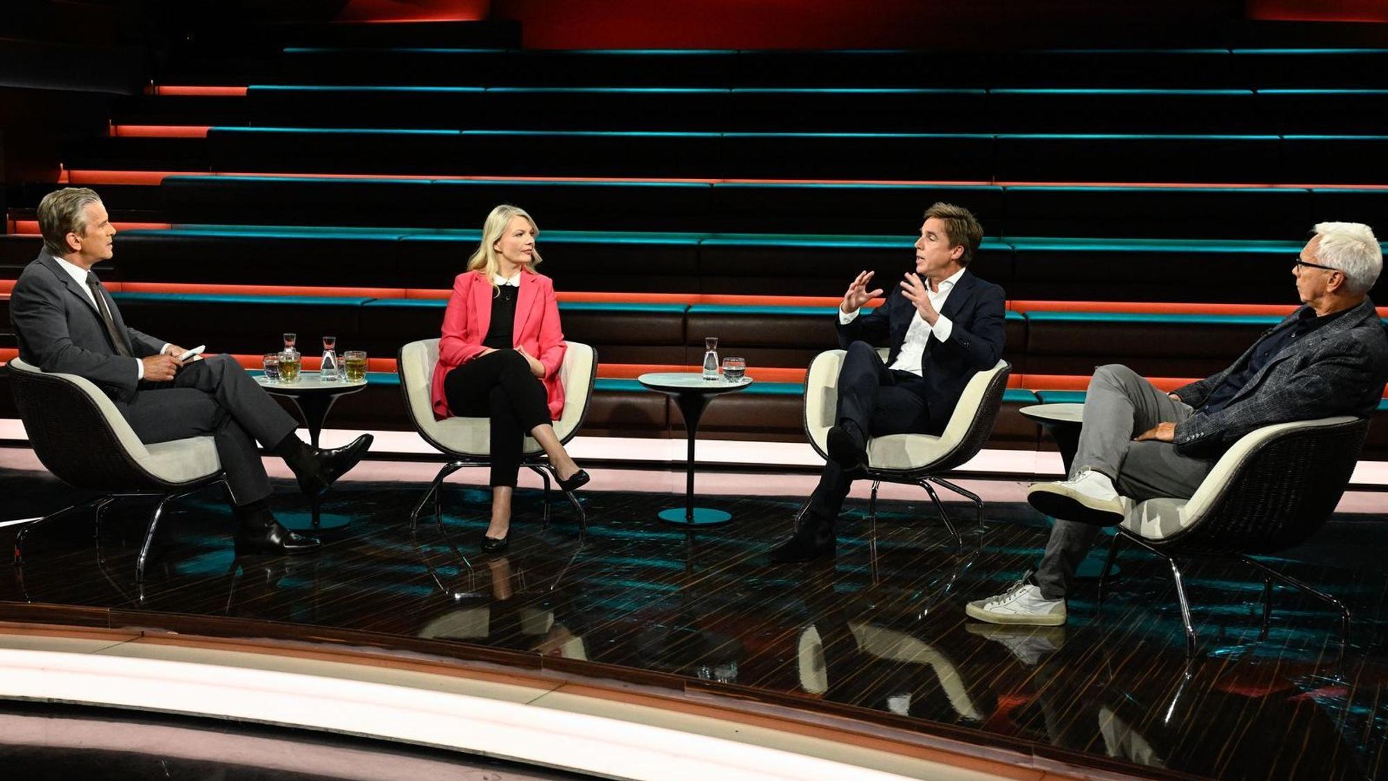 Passend zum Auftakt der Fußball-Weltmeisterschaft drehte sich bei „Markus Lanz“ am Donnerstagabend alles um das runde Leder. (Bild: ZDF / Markus Hertrich)