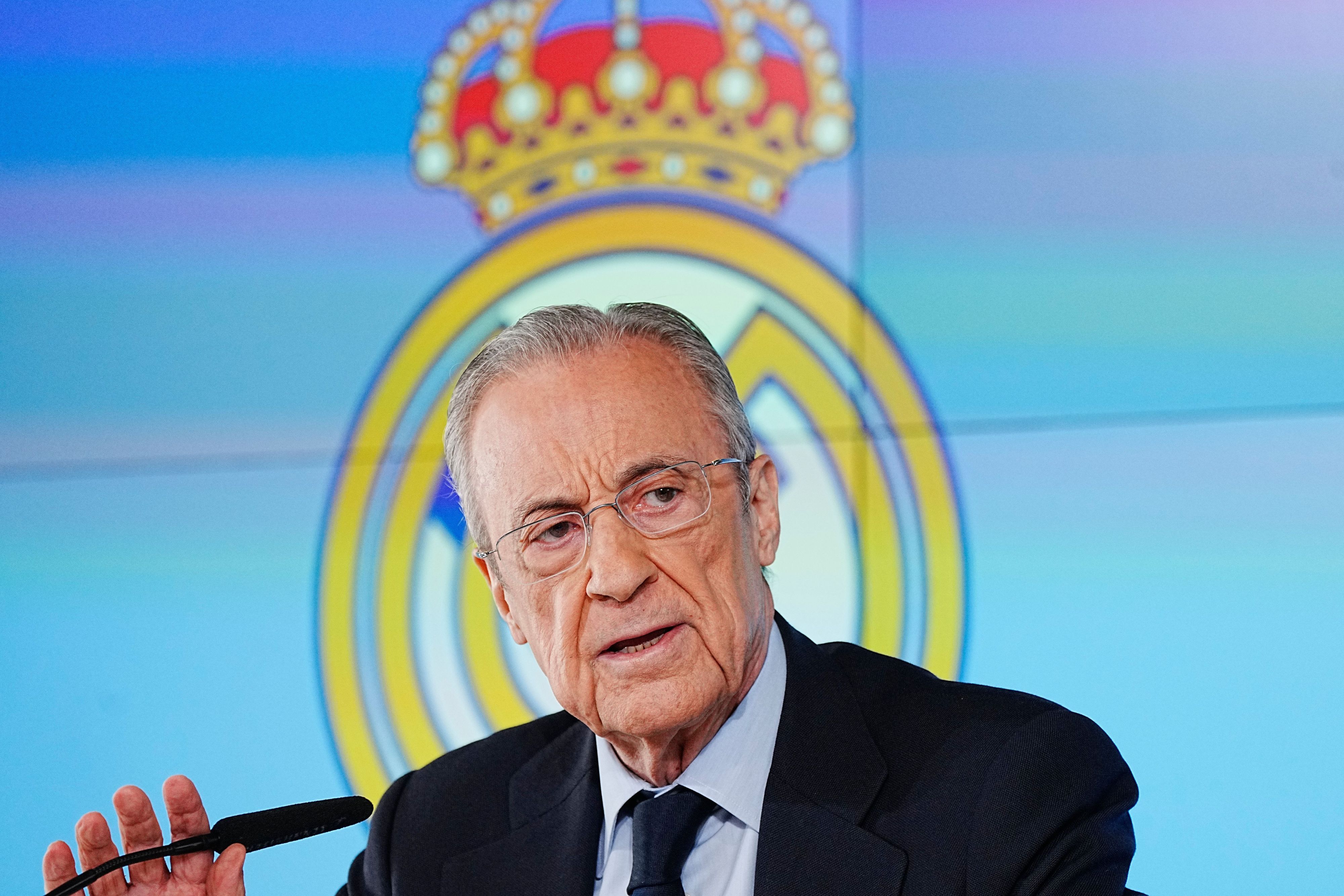 Real Madrids Präsident Florentino Pérez spricht auf einer Pressekonferenz.