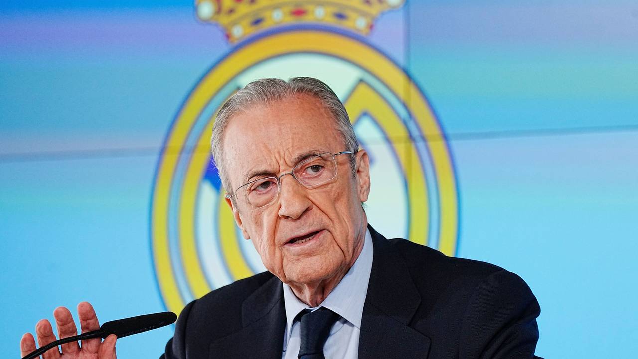 Real Madrids Präsident Florentino Pérez spricht auf einer Pressekonferenz.