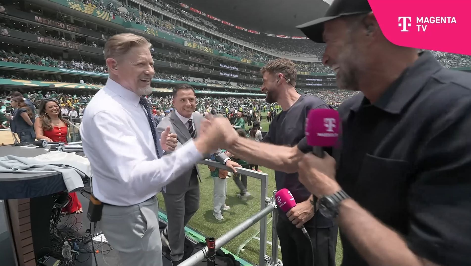 Gruß zwischen den TV-Experten Jürgen Klopp, Thomas Müller, Peter Schmeichel und Chicharito.