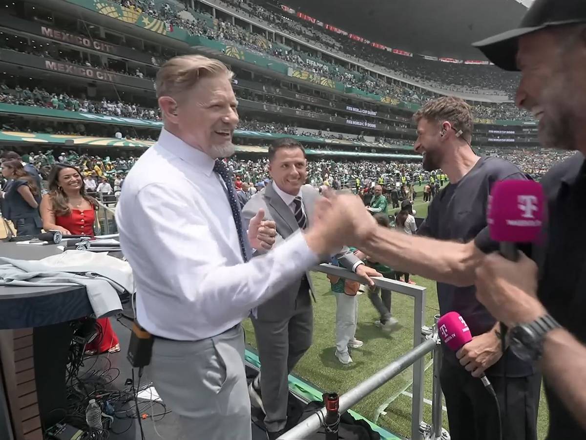 Gruß zwischen den TV-Experten Jürgen Klopp, Thomas Müller, Peter Schmeichel und Chicharito.
