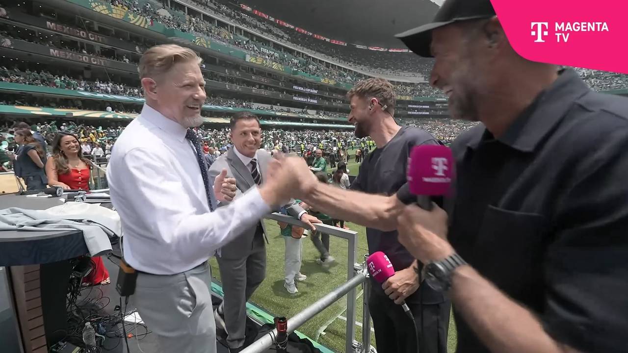 Gruß zwischen den TV-Experten Jürgen Klopp, Thomas Müller, Peter Schmeichel und Chicharito.