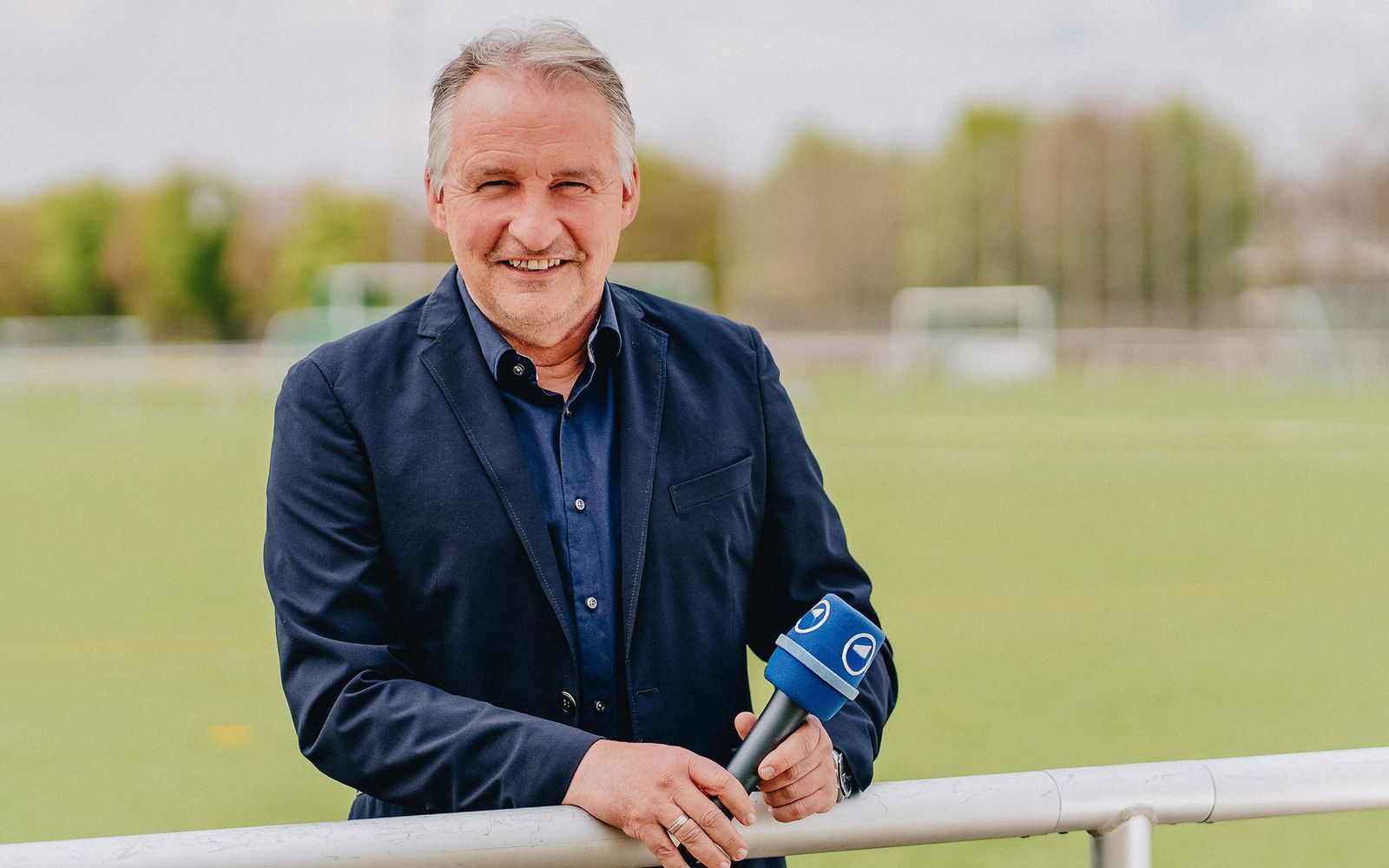 Der frühere Spitzenschiedsrichter Lutz Wagner ist heute oberster Regelhüter des DFB. Während der WM 2026 arbeitet er wieder als Experte für Das Erste (ab Freitag, 12. Juni). Im Interview erklärt er, warum die Fußballregeln gerade so umstritten sind - obwohl es eigentlich viel gerechter zugeht. (Bild:  WDR/Annika Fußwinkel)