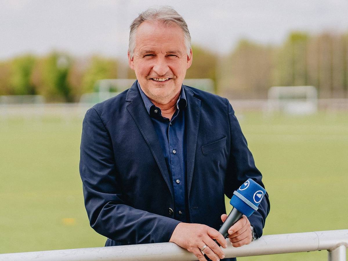 Der frühere Spitzenschiedsrichter Lutz Wagner ist heute oberster Regelhüter des DFB. Während der WM 2026 arbeitet er wieder als Experte für Das Erste (ab Freitag, 12. Juni). Im Interview erklärt er, warum die Fußballregeln gerade so umstritten sind - obwohl es eigentlich viel gerechter zugeht. (Bild: WDR/Annika Fußwinkel)
