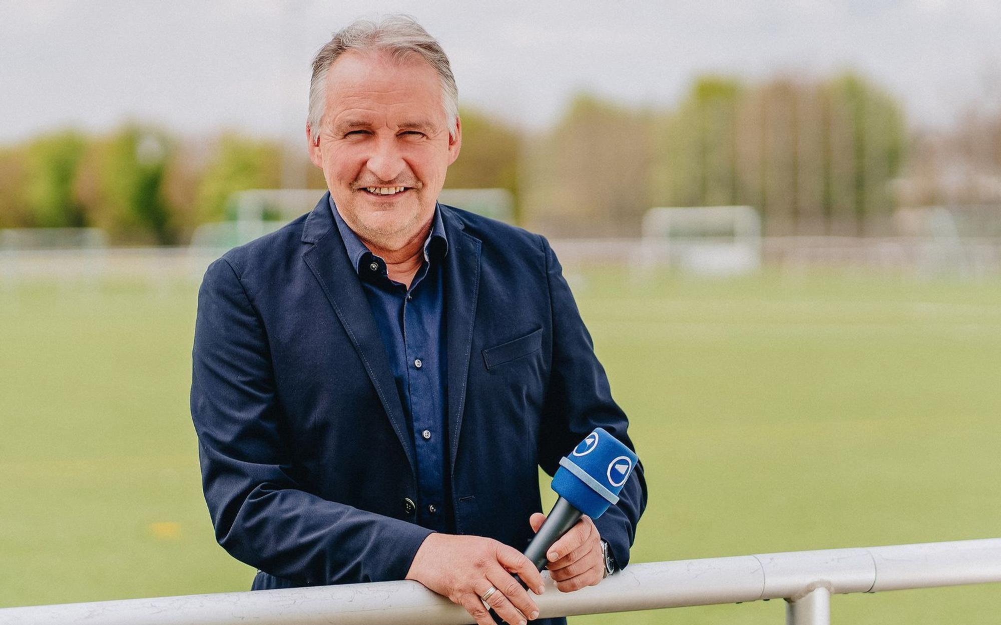 Der frühere Spitzenschiedsrichter Lutz Wagner ist heute oberster Regelhüter des DFB. Während der WM 2026 arbeitet er wieder als Experte für Das Erste (ab Freitag, 12. Juni). Im Interview erklärt er, warum die Fußballregeln gerade so umstritten sind - obwohl es eigentlich viel gerechter zugeht. (Bild: WDR/Annika Fußwinkel)