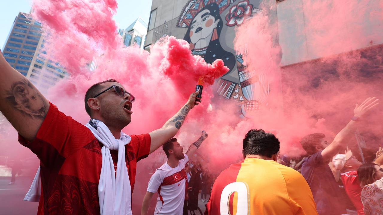 Türkische Fans jubeln, als die Mannschaft vor dem WM-Fußballspiel zwischen der Türkei und Australien in ihrem Hotel in Vancouver eintrifft.