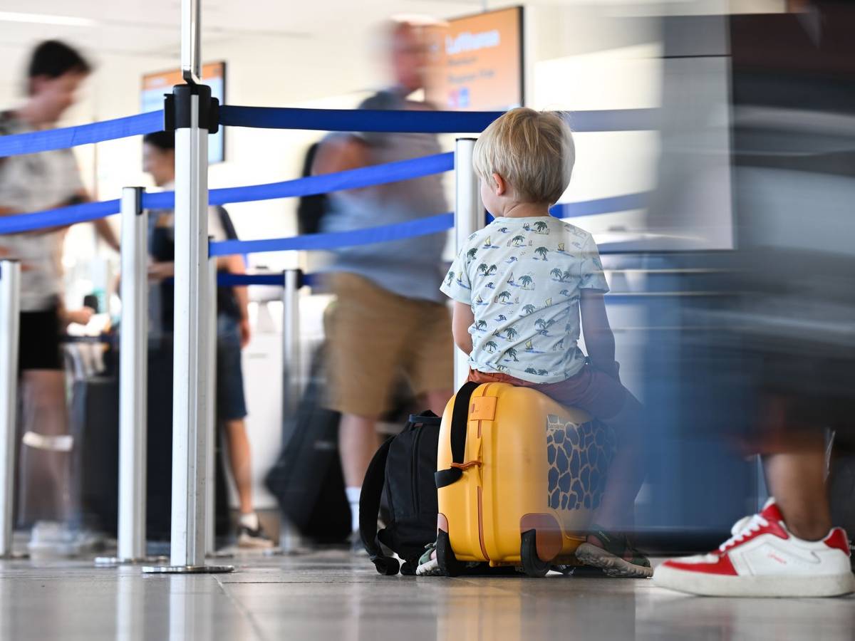Ein Junge wartet vor einem Check-In-Schalter