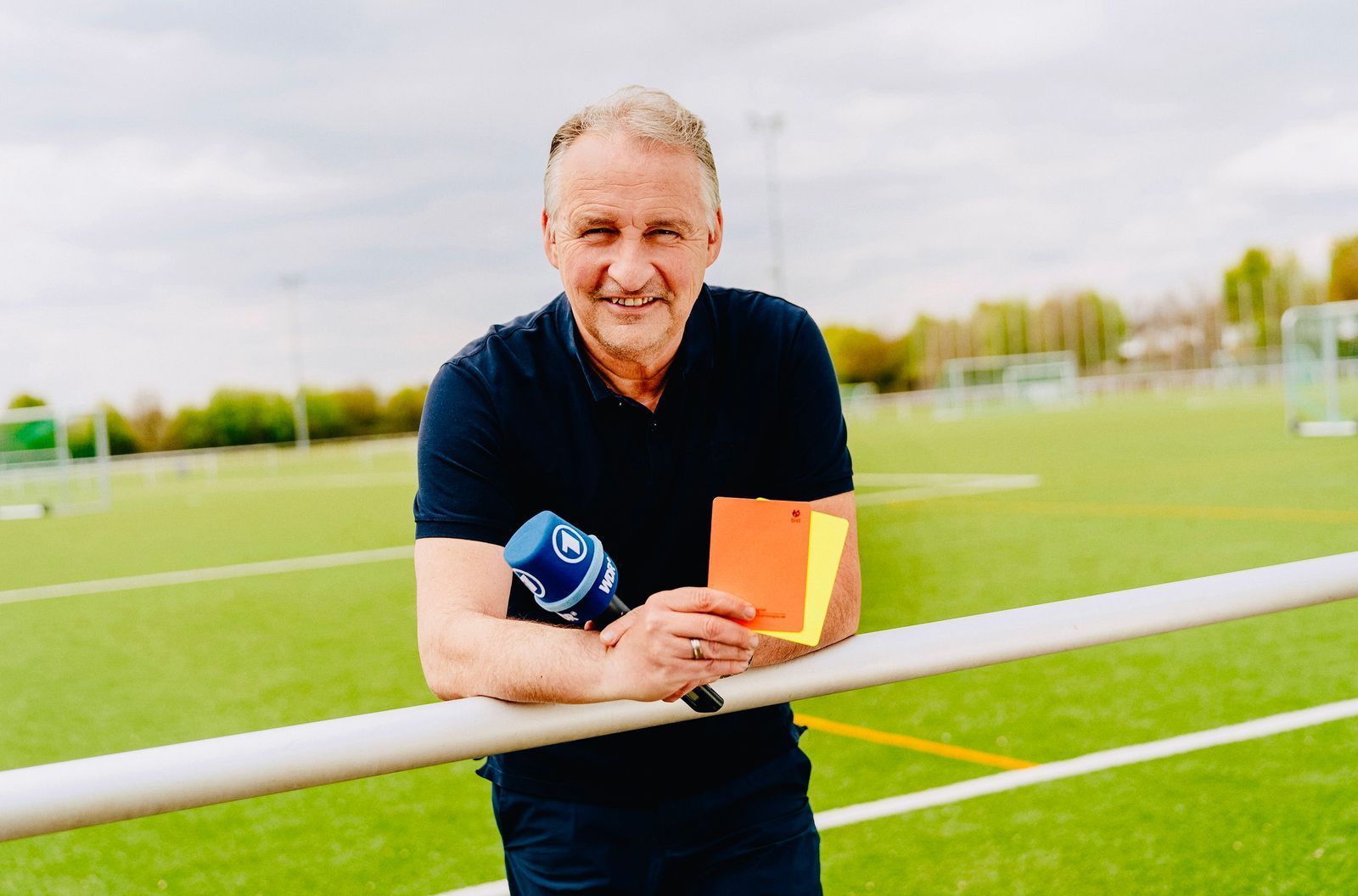 Lutz Wagner war seit 1991 DFB-Schiedsrichter und pfiff seit 1992 Spiele der Zweiten Bundesliga sowie seit 1994 Spiele der Ersten Bundesliga. Zum Ende der Saison 2009/10 beendete er nach Erreichen der Altersgrenze seine Laufbahn als Bundesliga-Schiedsrichter. (Bild: WDR/Annika Fußwinkel)