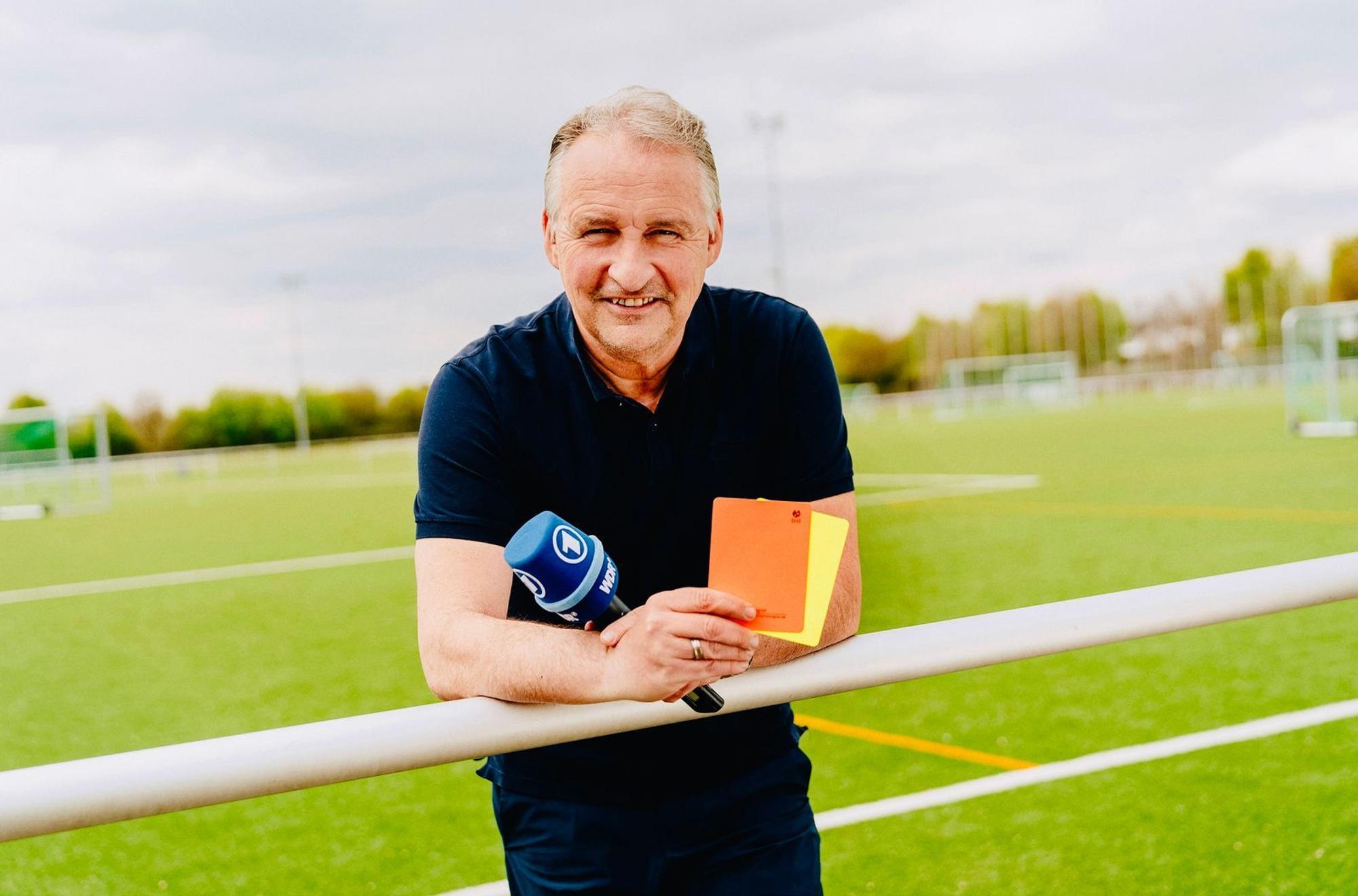 Lutz Wagner war seit 1991 DFB-Schiedsrichter und pfiff seit 1992 Spiele der Zweiten Bundesliga sowie seit 1994 Spiele der Ersten Bundesliga. Zum Ende der Saison 2009/10 beendete er nach Erreichen der Altersgrenze seine Laufbahn als Bundesliga-Schiedsrichter. (Bild: WDR/Annika Fußwinkel)