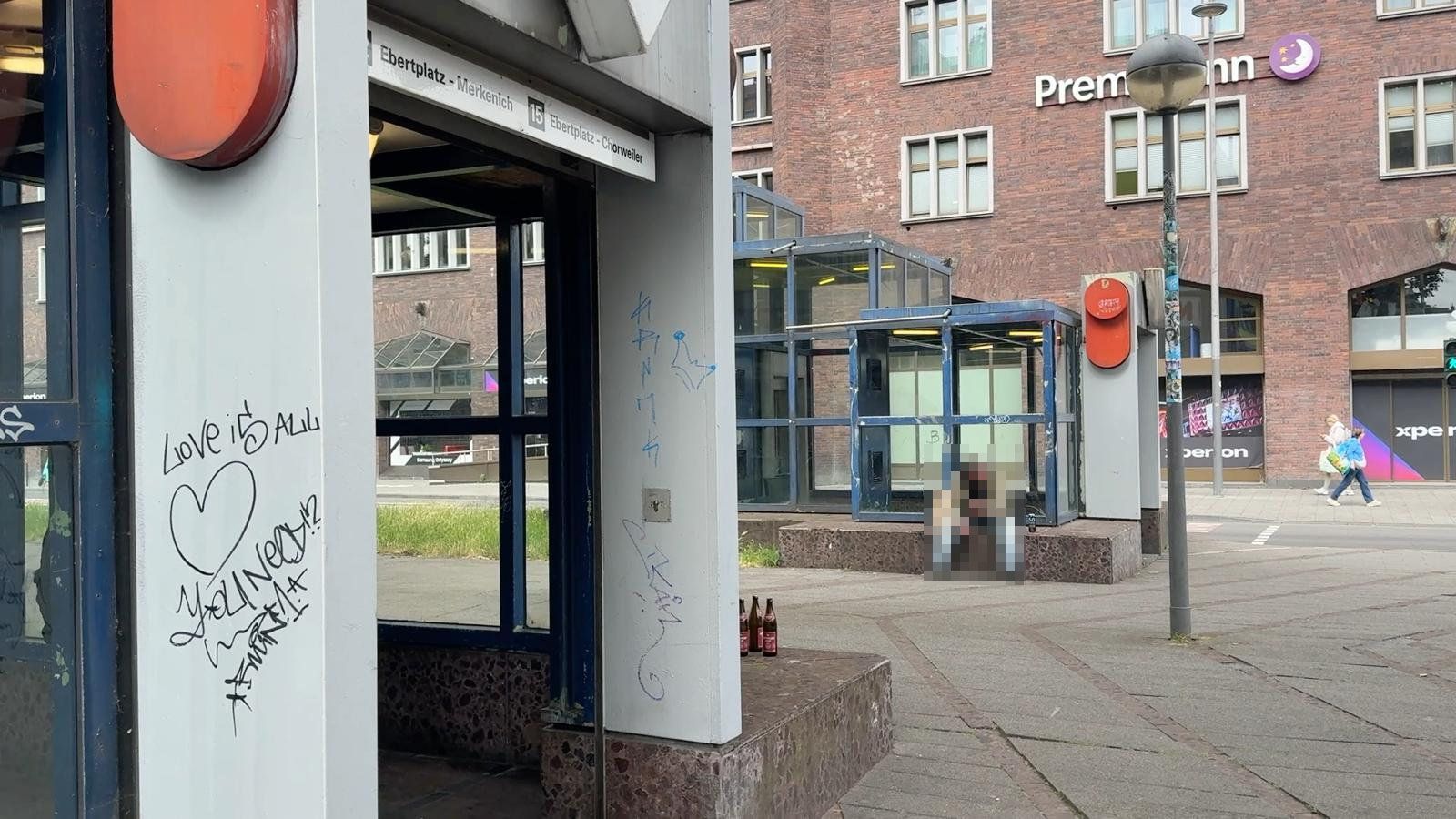 Die Vorräume der Aufzüge an der Haltestelle Hansaring sind ein beliebter Treffpunkt für den Drogenkonsum geworden.