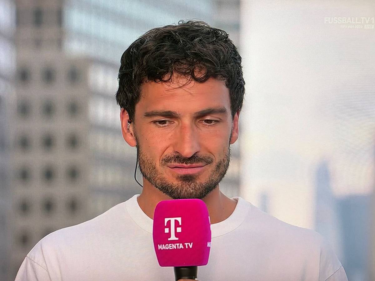 Mats Hummels hält bei einer TV-Übertragung ein Mikrofon in der Hand.