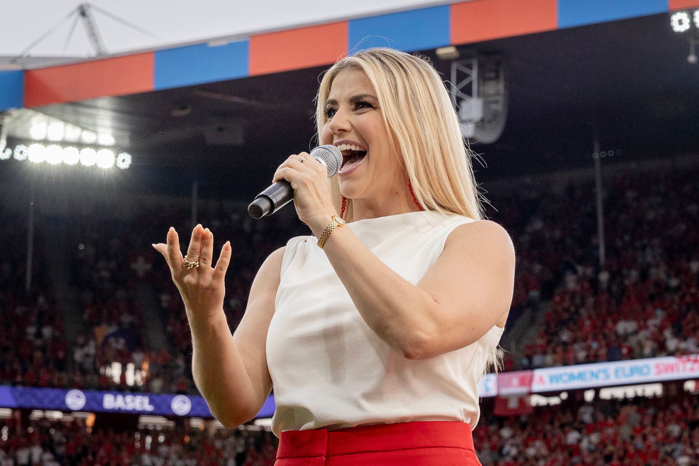 Beatrice Egli singt im Fußballstadion.