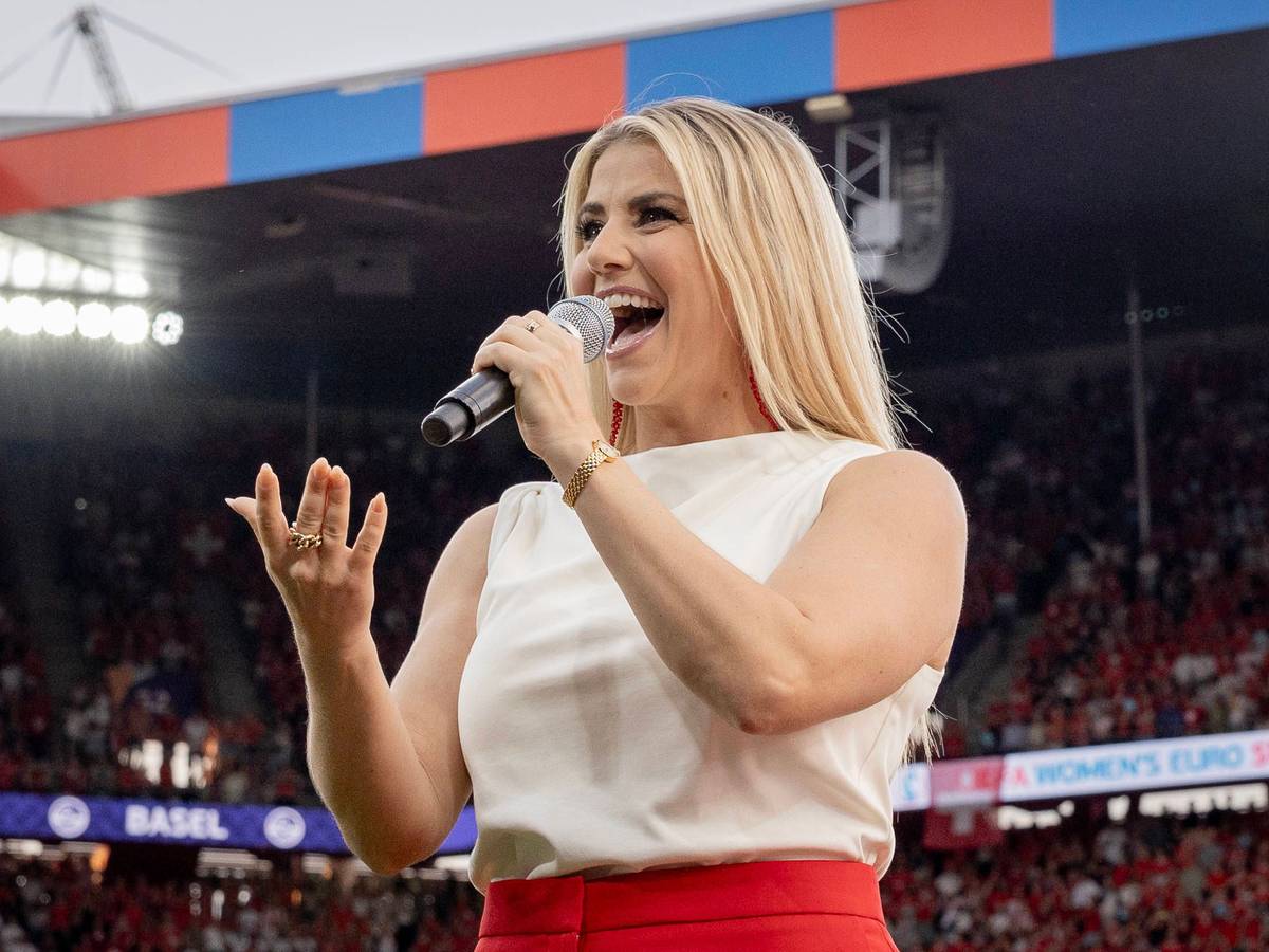 Beatrice Egli singt im Fußballstadion.