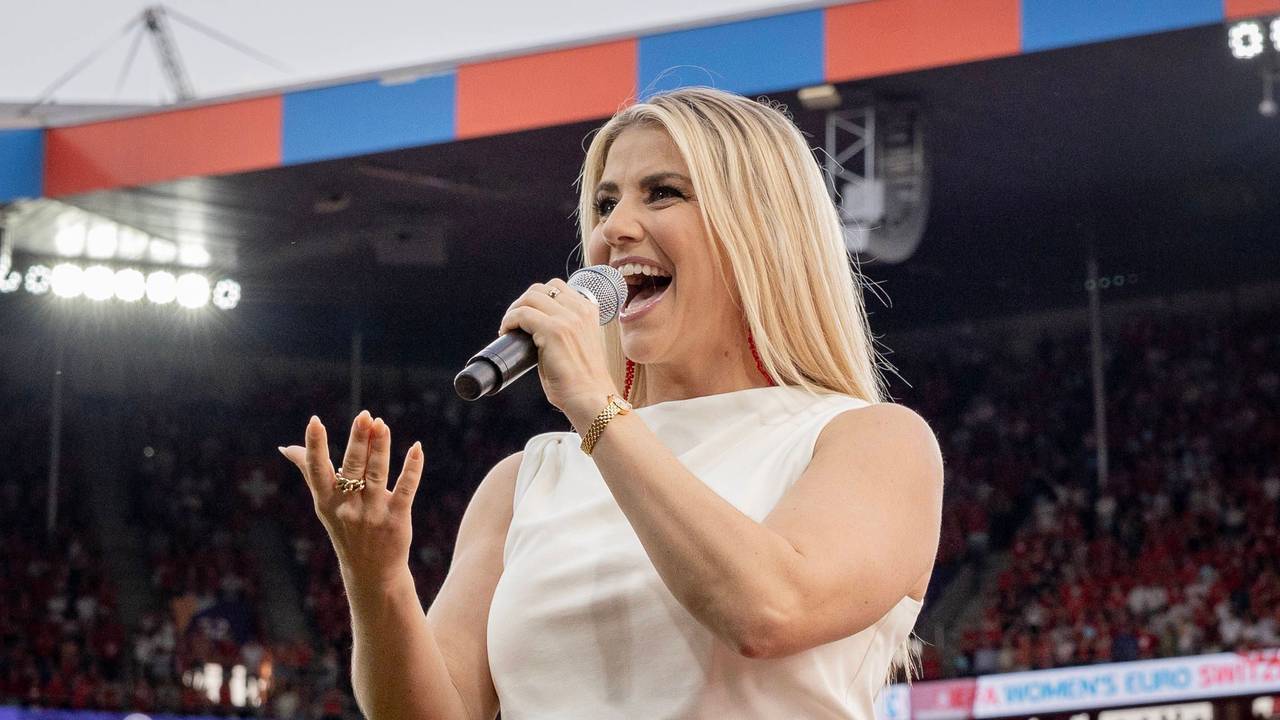 Beatrice Egli singt im Fußballstadion.
