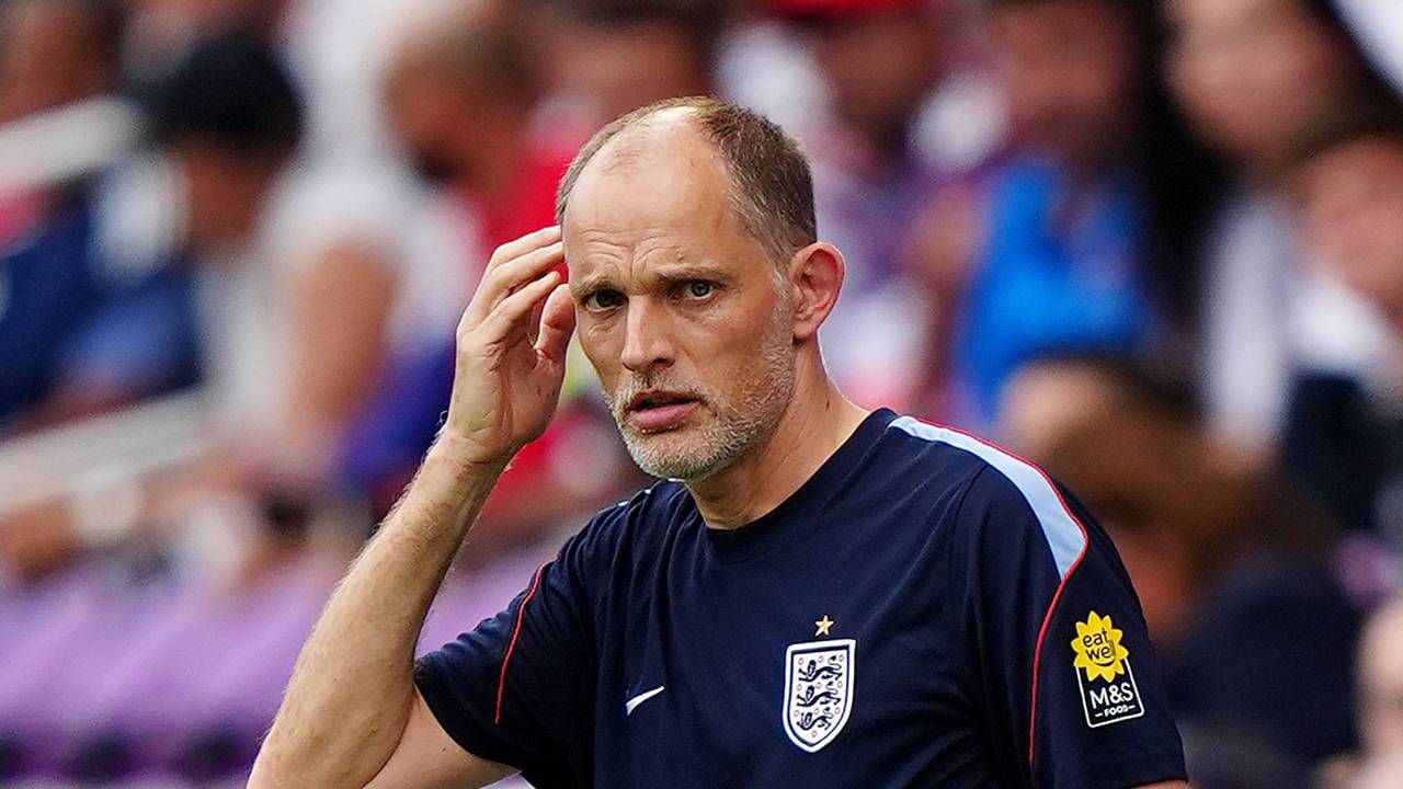Thomas Tuchel fasst sich an den Kopf.