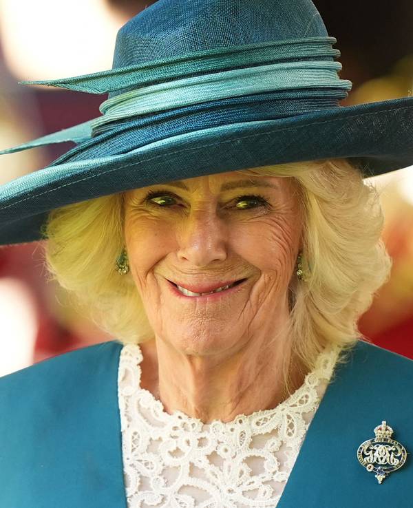 Königin Camilla in blauem Hut und Jacke.