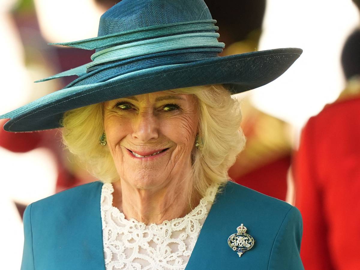 Königin Camilla in blauem Hut und Jacke.