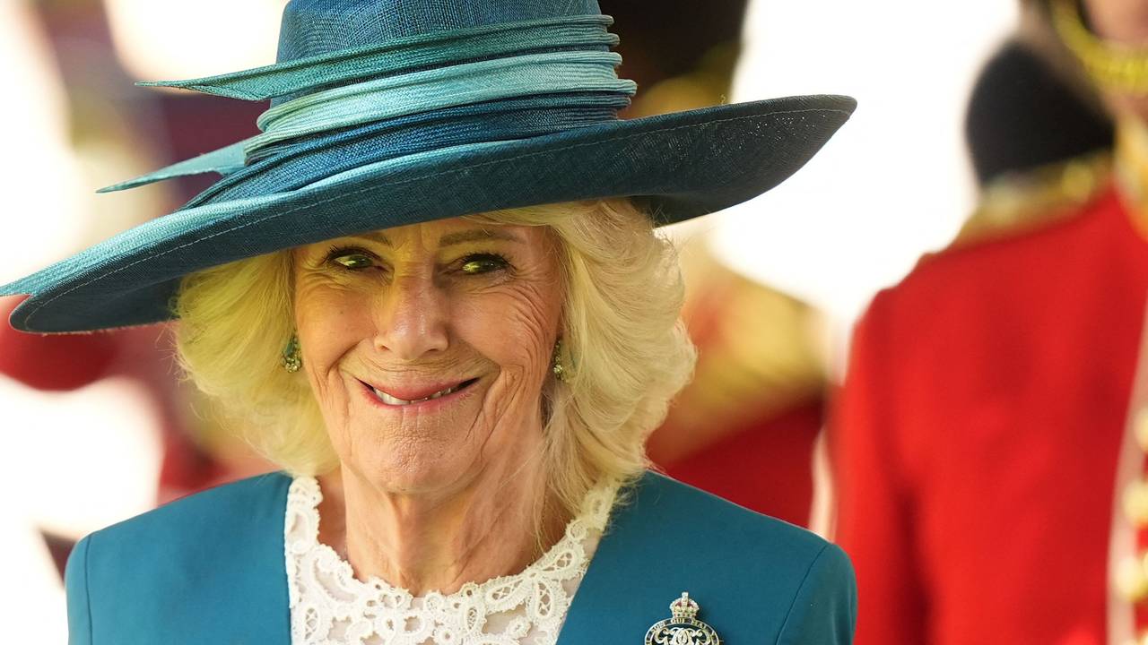 Königin Camilla in blauem Hut und Jacke.