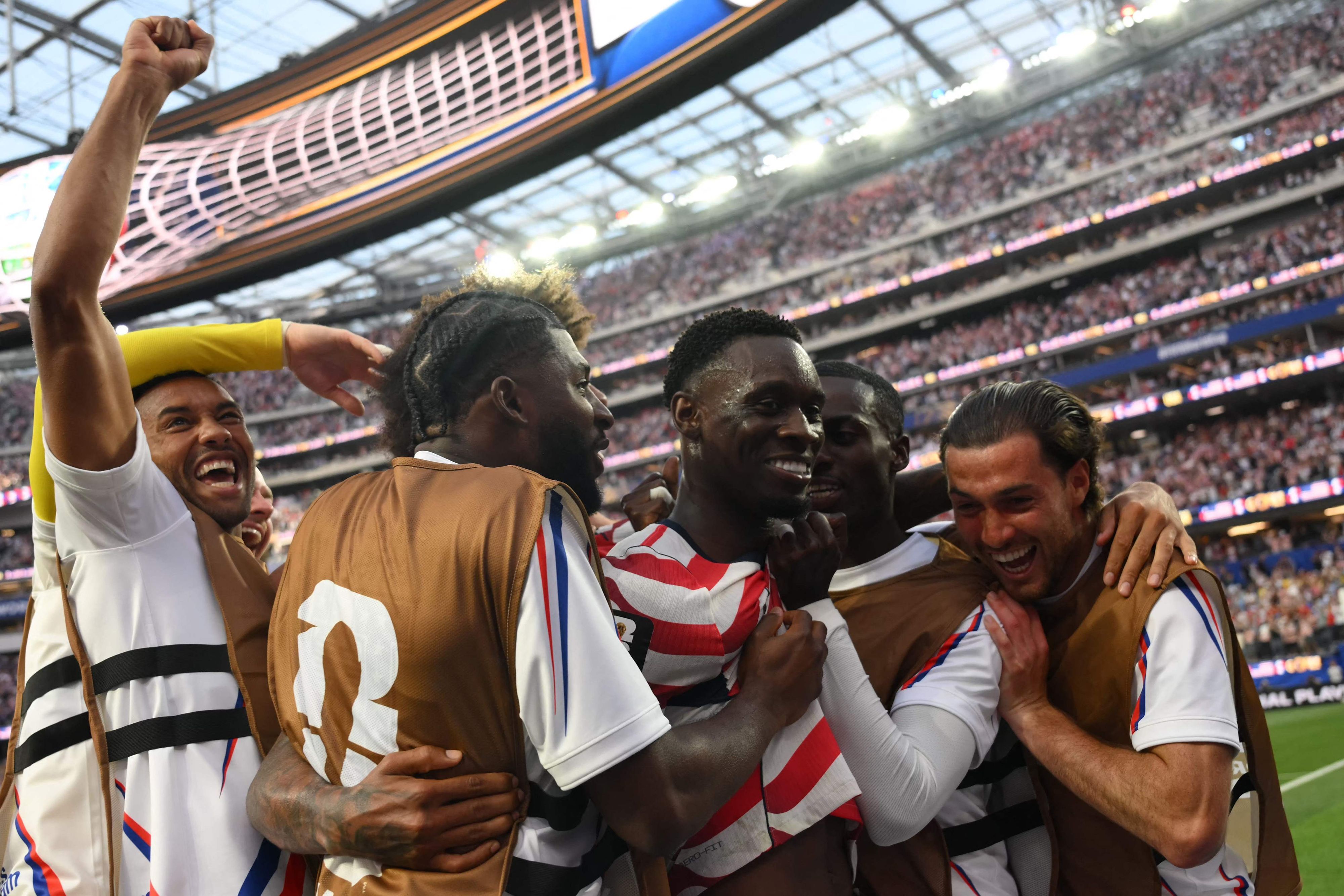 Das Team der USA jubelt über ein Tor bei der WM 2026.