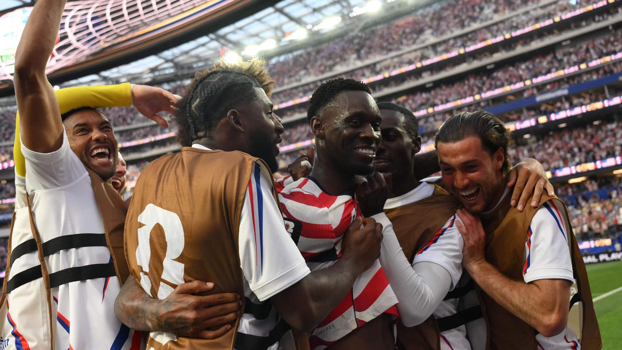 Das Team der USA jubelt über ein Tor bei der WM 2026.