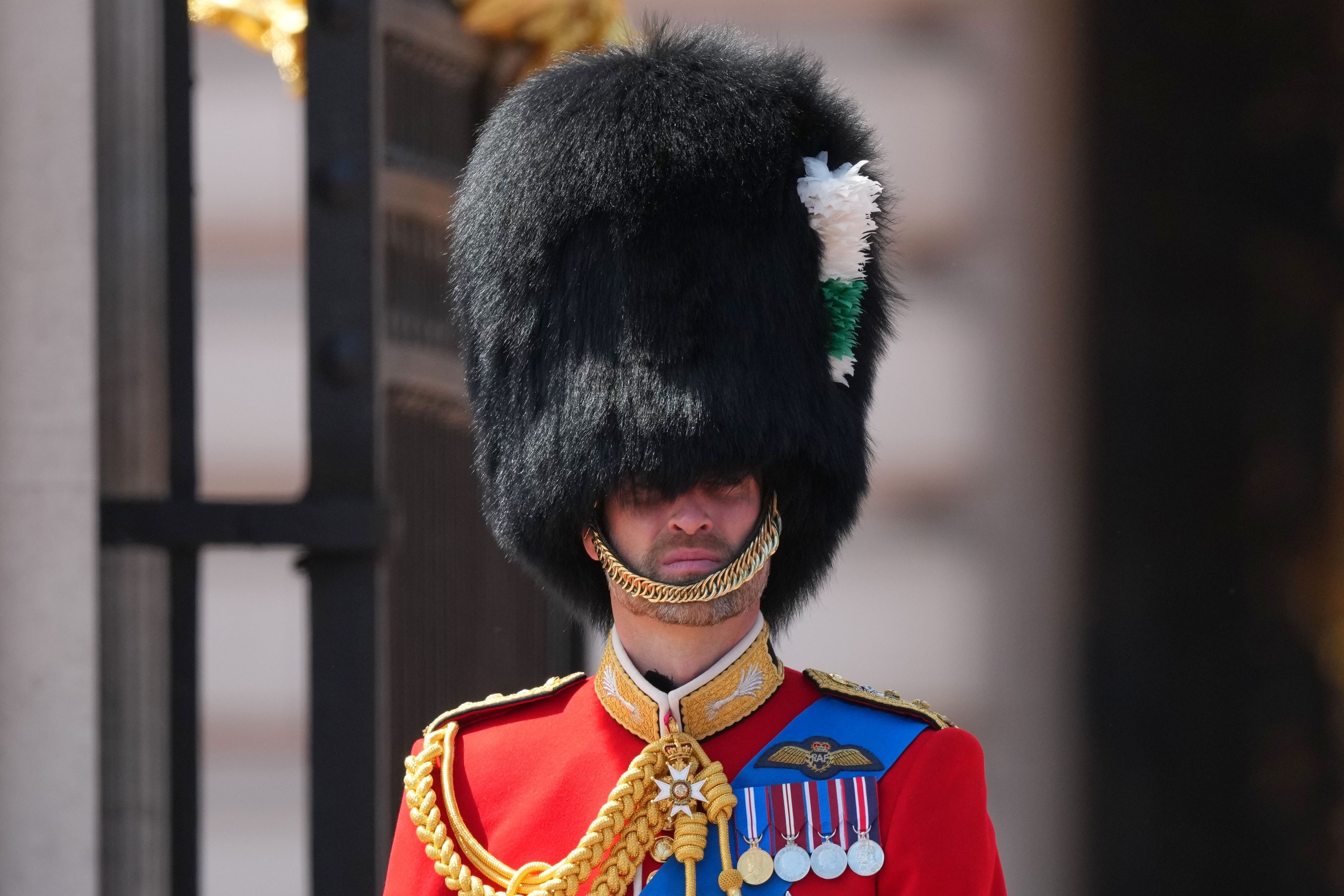 Prinz William von Wales sitzt vor dem Buckingham Palace während der „Trooping the Colour“, der jährlichen Geburtstagsparade des Königs Charles III., in der Uniform der Welsh Guards auf seinem Pferd.