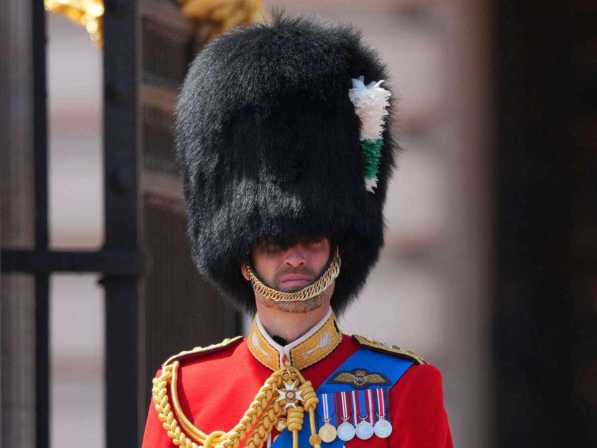 Prinz William von Wales sitzt vor dem Buckingham Palace während der „Trooping the Colour“, der jährlichen Geburtstagsparade des Königs Charles III., in der Uniform der Welsh Guards auf seinem Pferd.