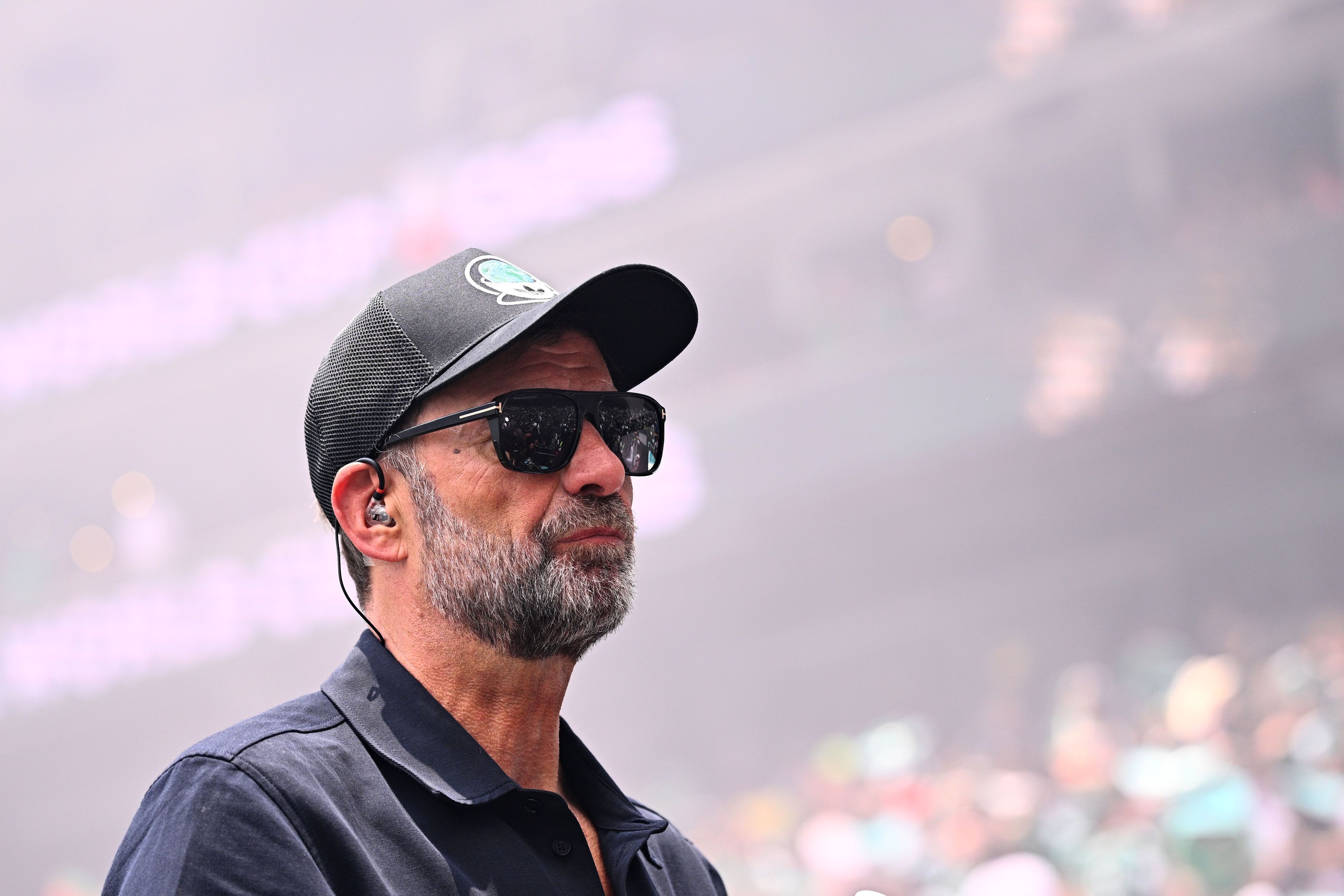 Jürgen Klopp steht als TV-Experte im Stadion.