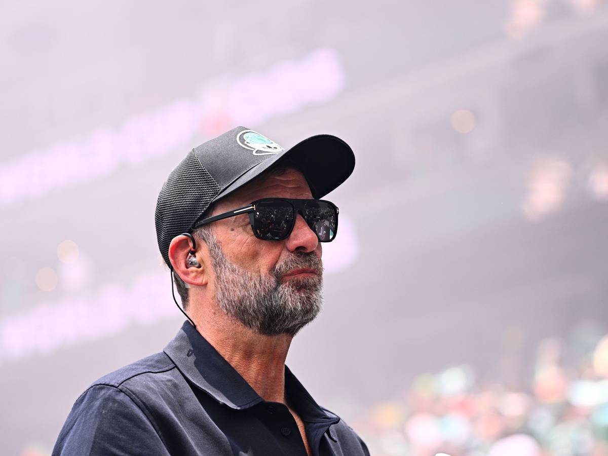 Jürgen Klopp steht als TV-Experte im Stadion.