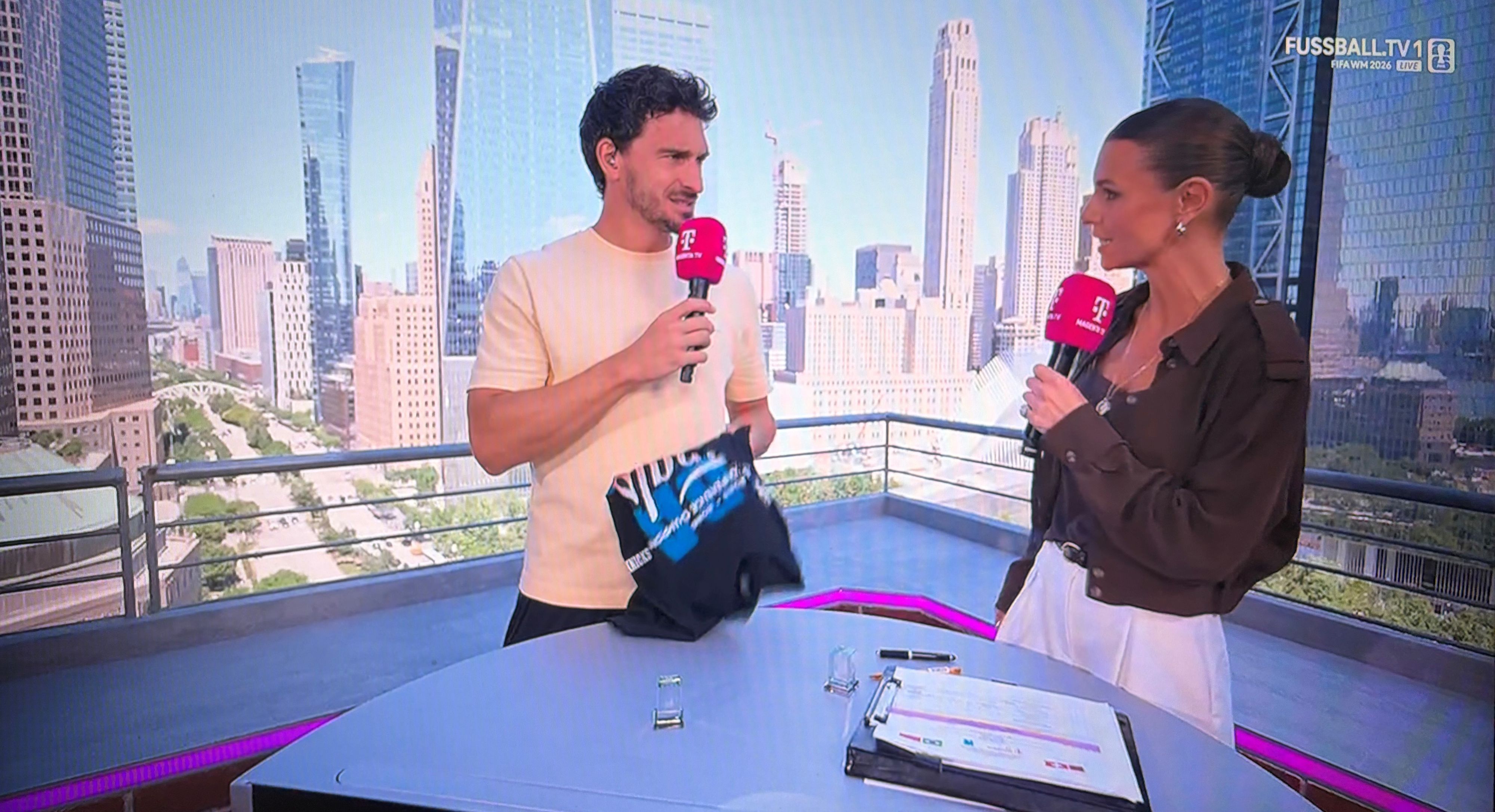Laura Wontorra und Mats Hummels unterhalten sich.