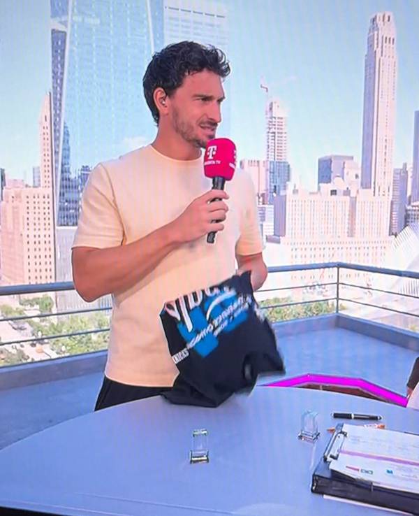 Laura Wontorra und Mats Hummels unterhalten sich.
