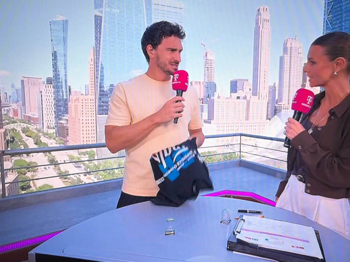 Laura Wontorra und Mats Hummels unterhalten sich.